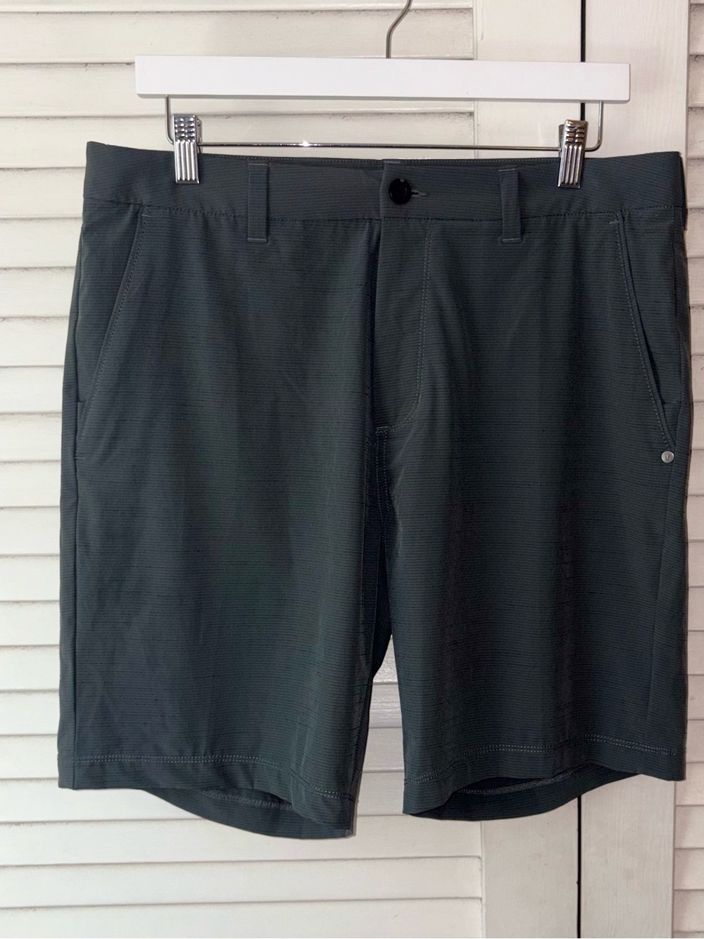 Vuori Meta Shorts 32 Slate Gray Performance Golf Casual Stretch Chino Shorts - Picture 2 of 4